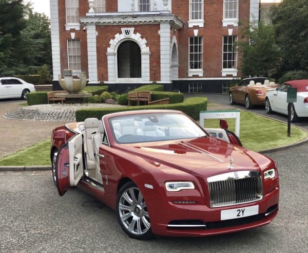 Rolls Royce Dawn de couleur rouge