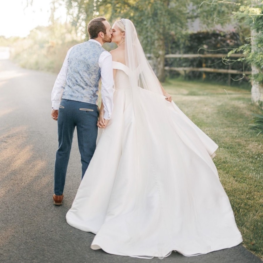 Real Bride - Hannah portant la parure Elegance