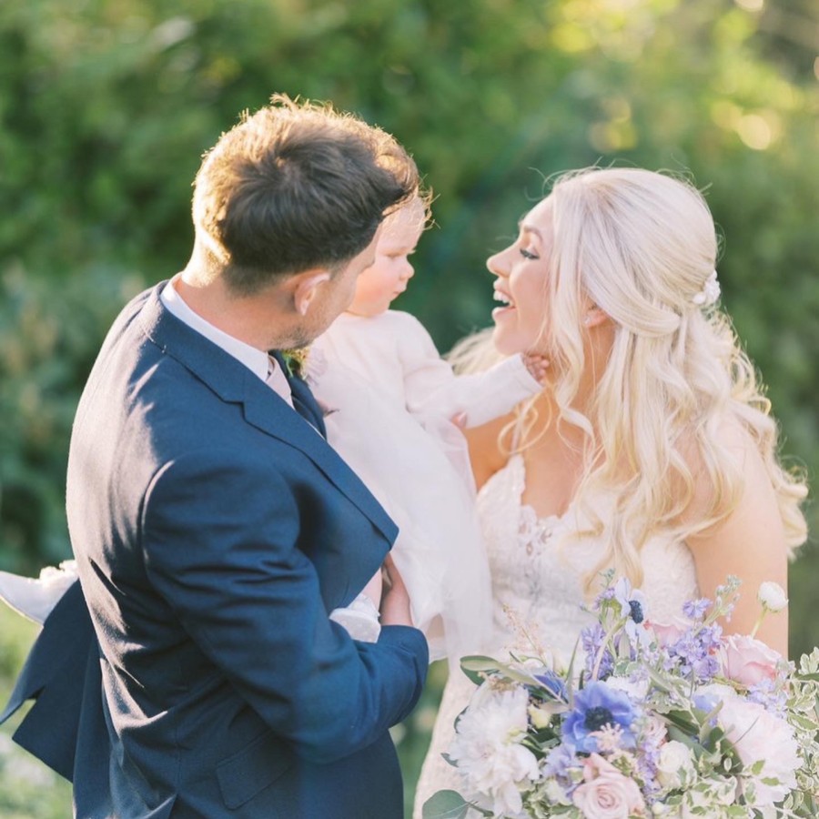 Real Bride - Lauren portant un peigne à cheveux Nieve