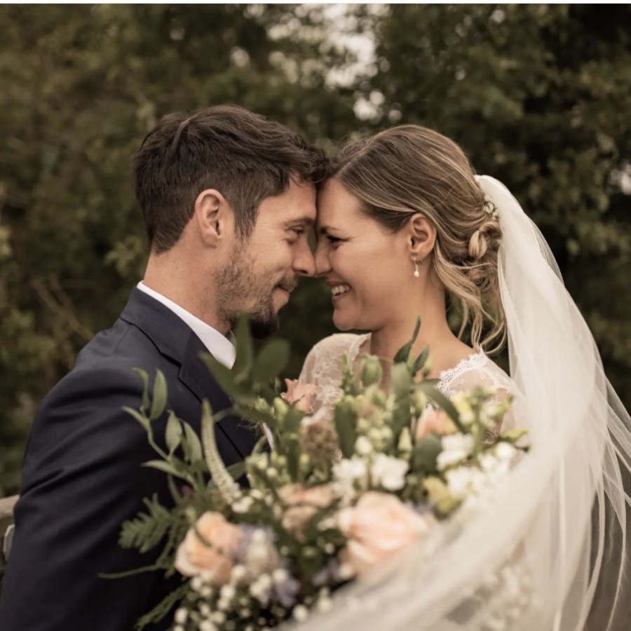 Real Bride - Leanne portant un voile S196, un bracelet Miliana et des boucles d'oreilles Starlight