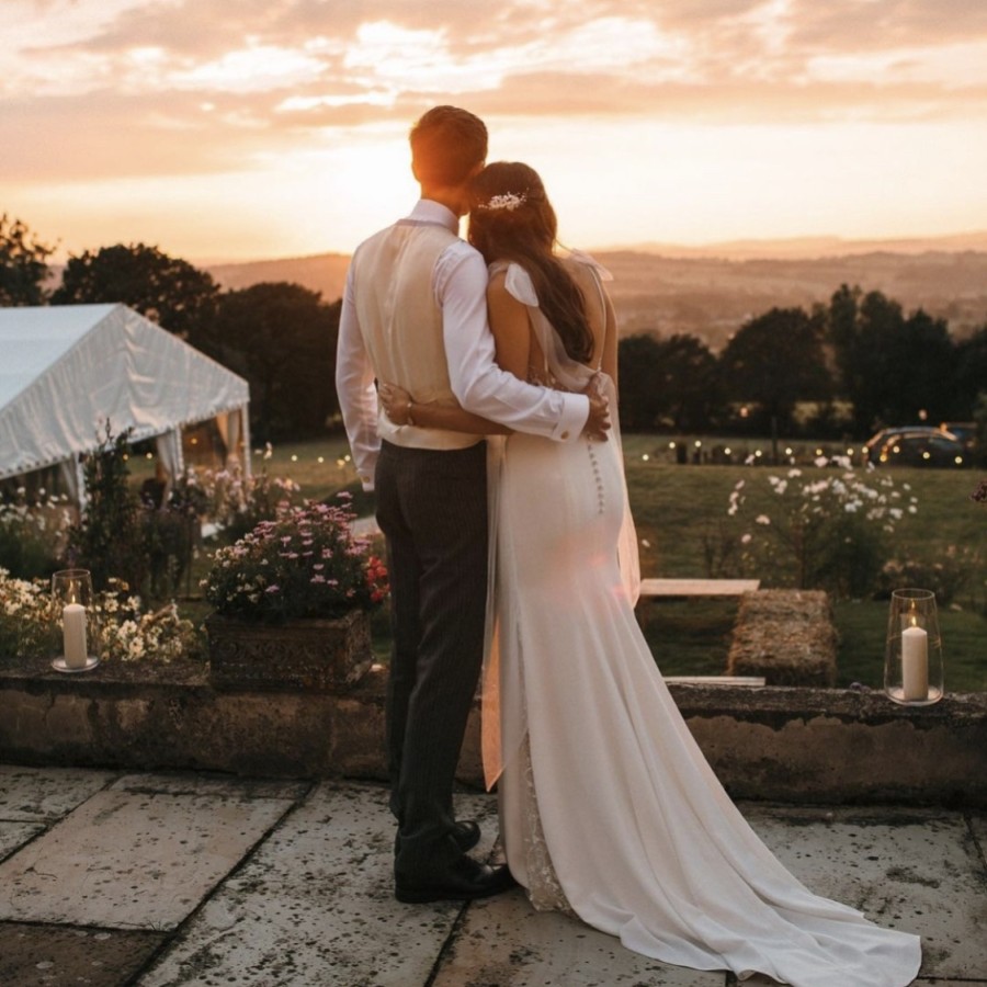 Real Bride - Victoria portant le peigne Anemone et les talons Indi