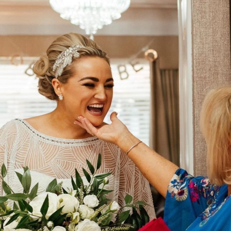 Vraie mariée - Laura portant des boucles d'oreilles Ava