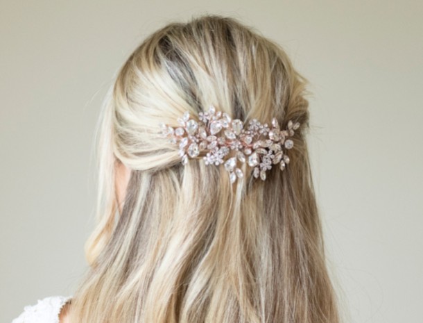 Aggiungete un tocco di glamour con i nostri accessori per capelli per il prom