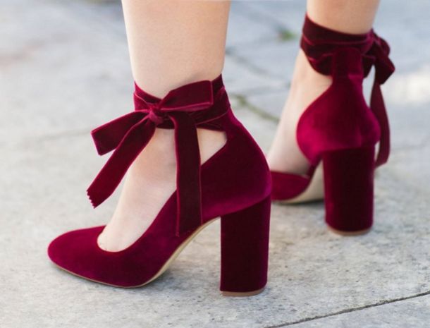 Holen Sie sich den Look mit burgunderfarbenen Schuhen für jeden Anlass...