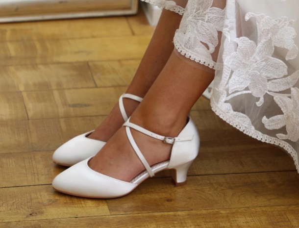 Chaussures de mariée larges et élégantes à talons bas