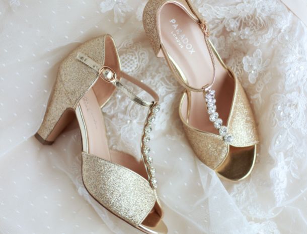 Fügen Sie Ihrem Look mühelos Glamour hinzu mit goldenen Schuhen für Anlässe...