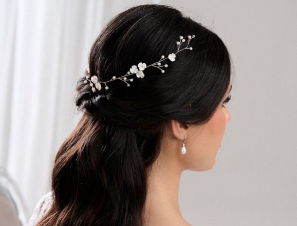 Haarsträhnen und Drapierungen für ätherische Brautschönheit