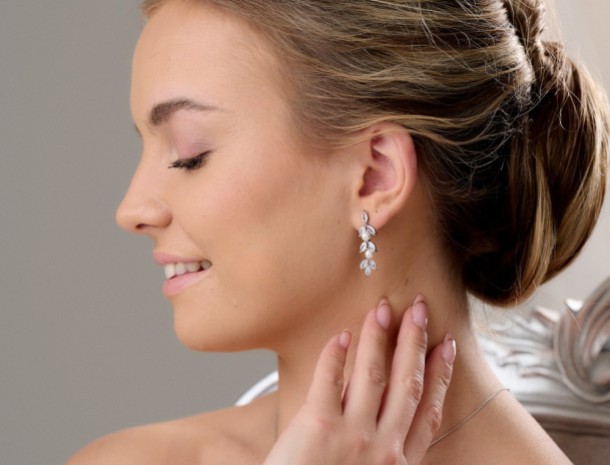Entdecken Sie schöne Kristall-Ohrringe mit Lace & Favour