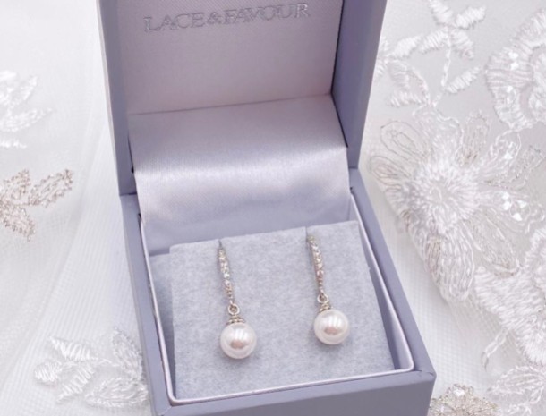 Bellissimi orecchini di perle da Lace & Favour