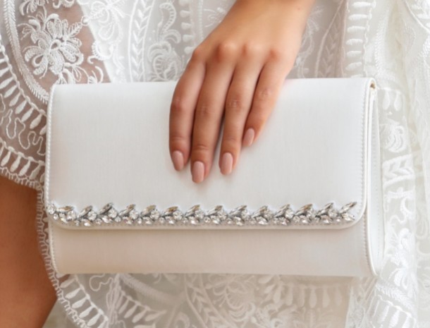 Pochette avorio per la futura sposa alla moda