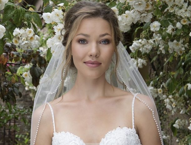 Keep It Simple & Stunning With A Single Tier Veil