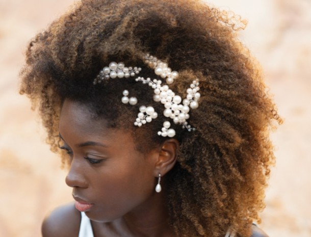 Graziose spille per capelli con perle per ogni stile da sposa