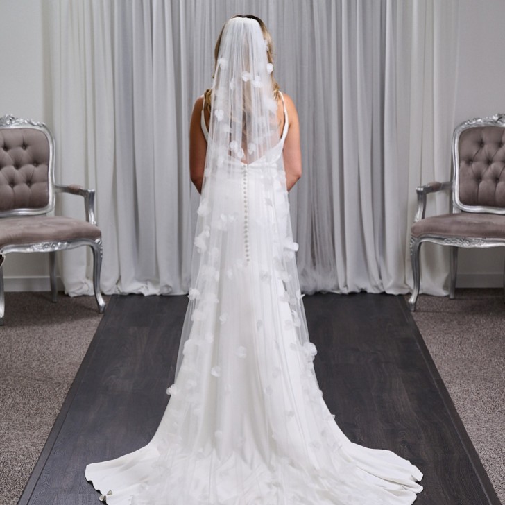 Cloverdale Ivory Single Tier Long 3D Flower Bridal Veil