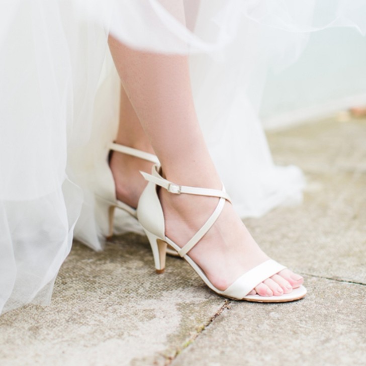 Harriet Wilde Arabella Low Ivory Satin Strappy Bridal Sandals (Sandales de mariée à lanières en satin ivoire)