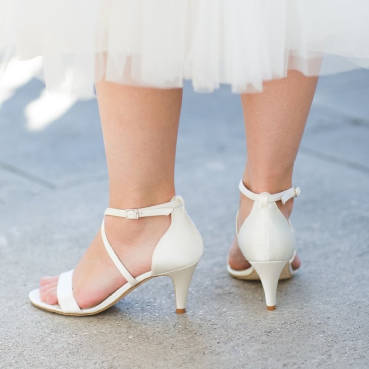 Harriet Wilde Arabella Low Ivory Satin Strappy Bridal Sandals (Sandales de mariée à lanières en satin ivoire)