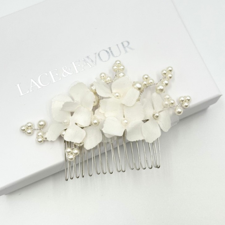 Pettinatura per capelli Hydrangea Dainty Ivory in tessuto con fiori e perle