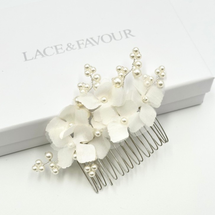 Pettinatura per capelli Hydrangea Dainty Ivory in tessuto con fiori e perle