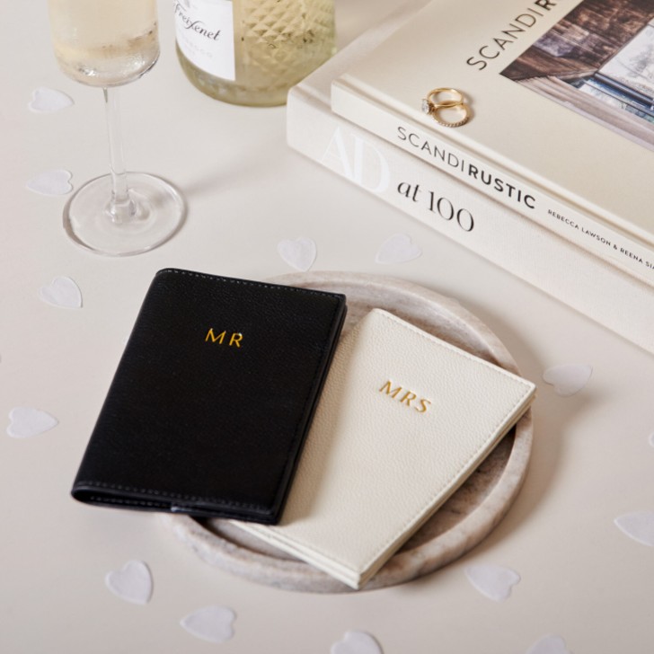 Katie Loxton Coffret passeport de mariage 'Mr' et 'Mme