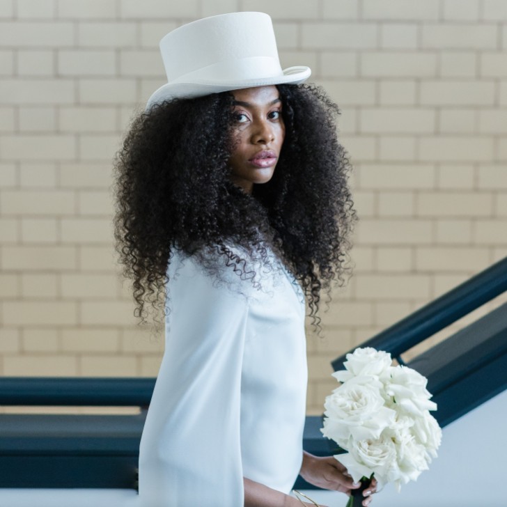 Cappello a cilindro da sposa Loulou avorio con dettaglio a fiocco