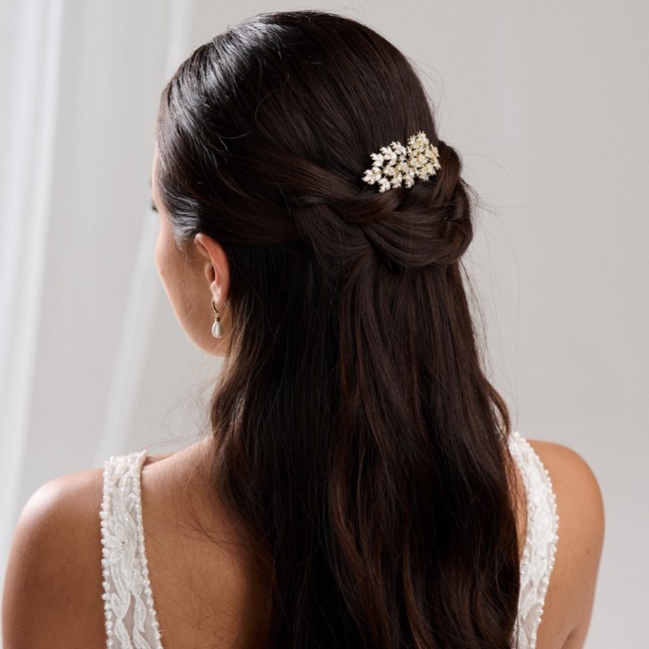 Pettinatura per capelli da sposa con foglie di cristallo d'oro lustro