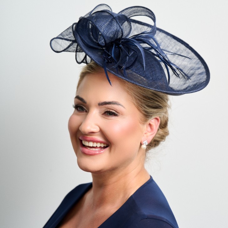 Fascinateur de mariage à grand disque en sinamay marine