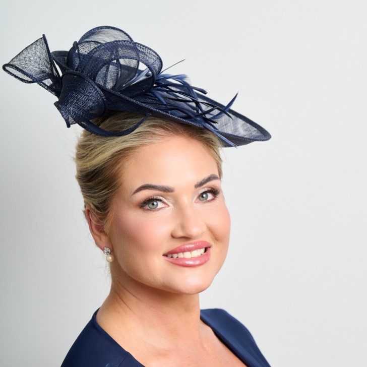 Fascinateur de mariage à grand disque en sinamay marine