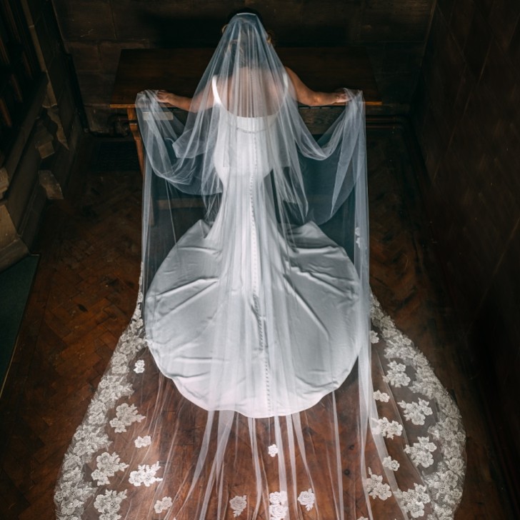 Perfect Bridal Elfenbeinfarbener einreihiger perlenbesetzter Floralspitzen-Kathedralschleier mit Motiven