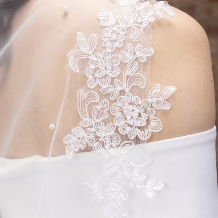 Perfect Bridal Elfenbeinfarbener einstufiger Perlenschleier in Walzerlänge mit floraler Spitzenkante