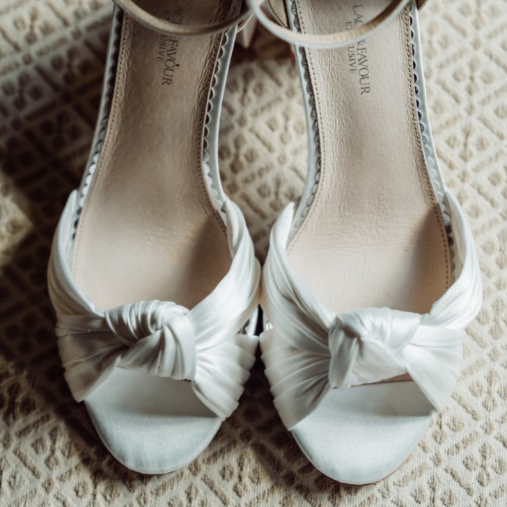 Perfect Bridal Lucinda Elfenbeinfarbene Satin Sandalen mit geknotetem Blockabsatz