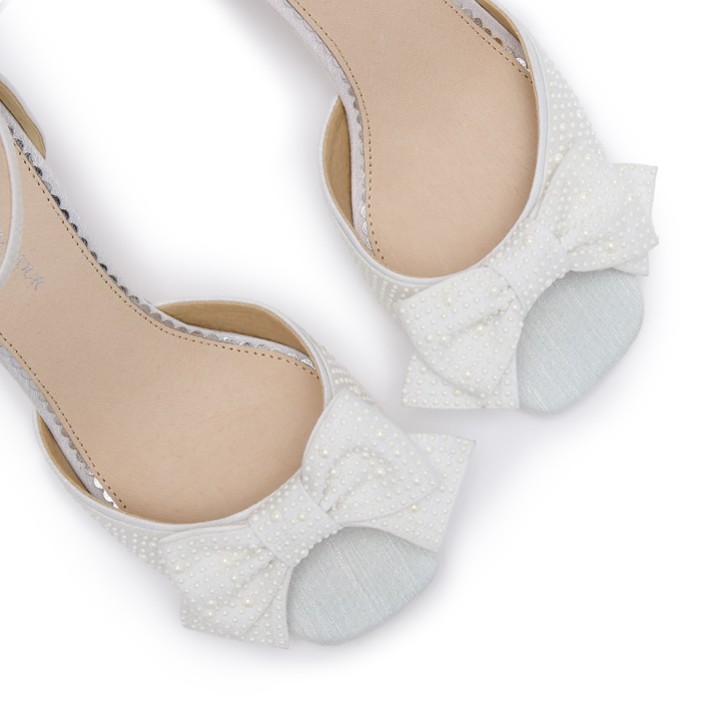 Perfect Bridal Naomi Ivory Square Toe Mid Heel Sandals with Pearl Bow (Sandales à talon moyen avec nœud en perle)