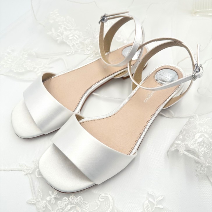 Perfect Bridal Riley Färbbare elfenbeinfarbene Satin-Sandalen (Weite Passform)