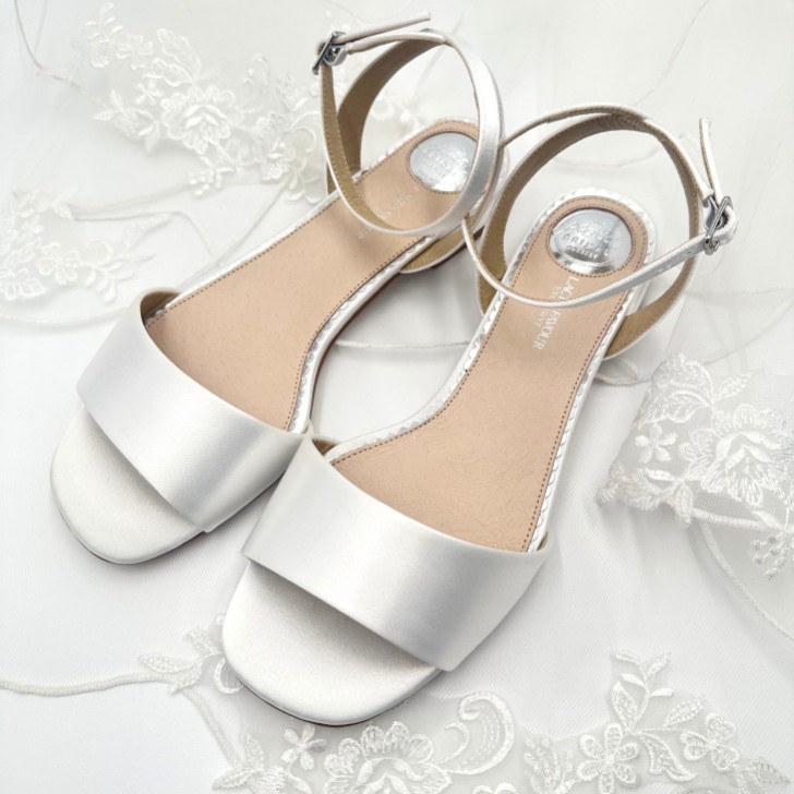 Perfect Bridal Riley Färbbare elfenbeinfarbene Satin-Sandalen (Weite Passform)