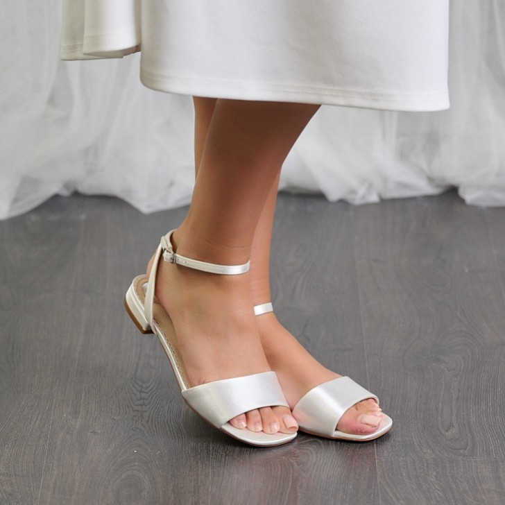 Perfect Bridal Riley Färbbare elfenbeinfarbene Satin-Sandalen (Weite Passform)