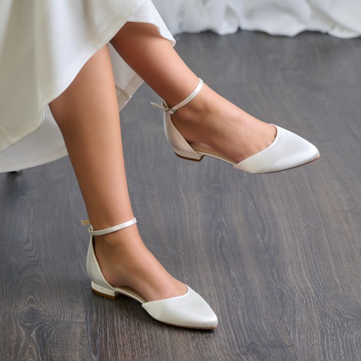 Perfect Bridal Tilly Färbbar Elfenbein Satin Knöchelriemen Flats (Weite Passform)