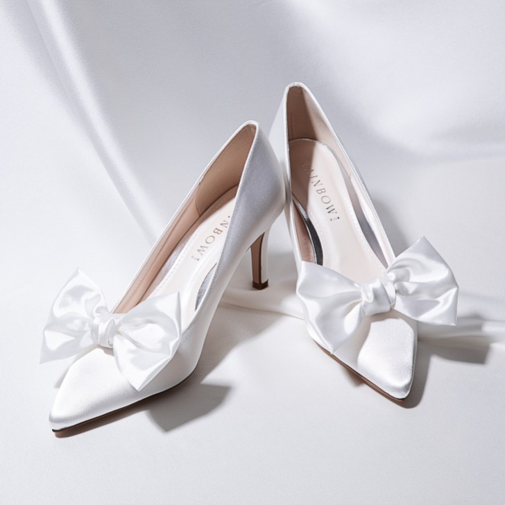 Rainbow Club Alice Ivory Satin Oversized Bow Shoe Clips (pinces à chaussures à nœud surdimensionné)