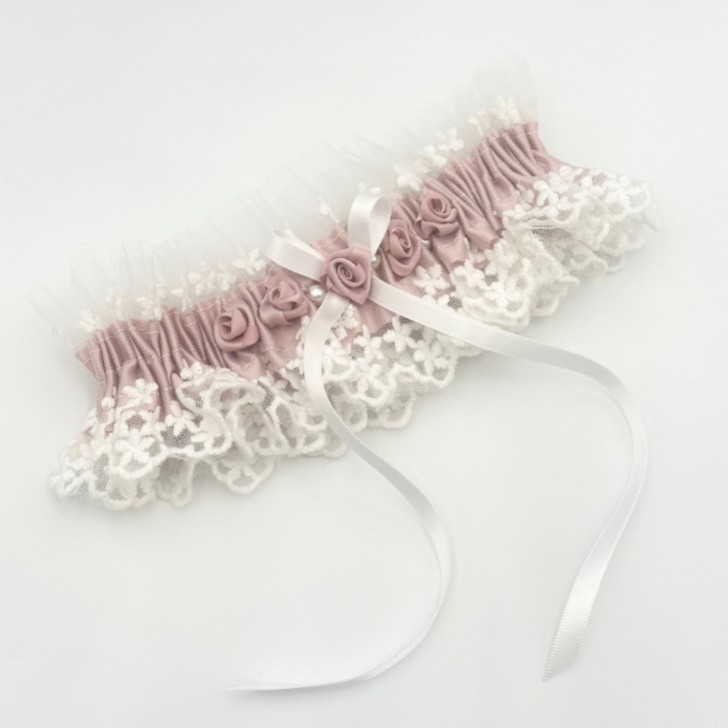 Rhapsody Blush Silk and Ivory Tulle Vintage Lace Garter with Rose Detail (jarretière en soie et tulle ivoire avec détails de roses)