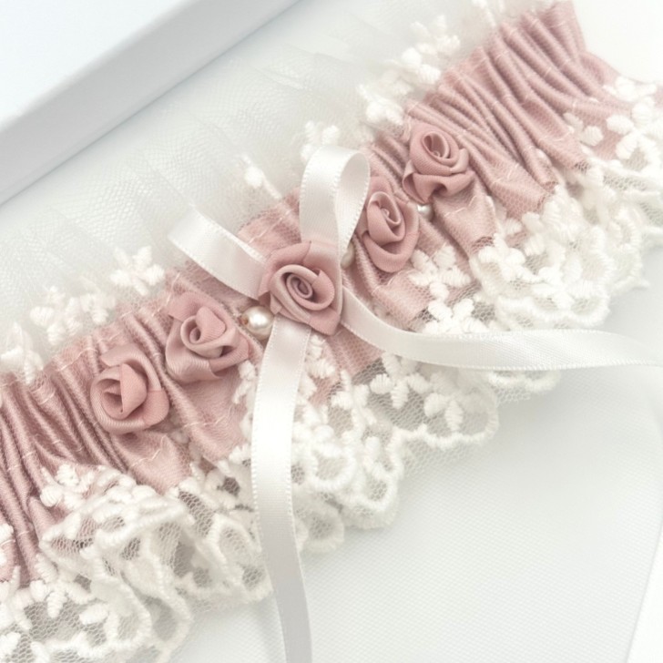 Rhapsody Blush Silk and Ivory Tulle Vintage Lace Garter with Rose Detail (jarretière en soie et tulle ivoire avec détails de roses)