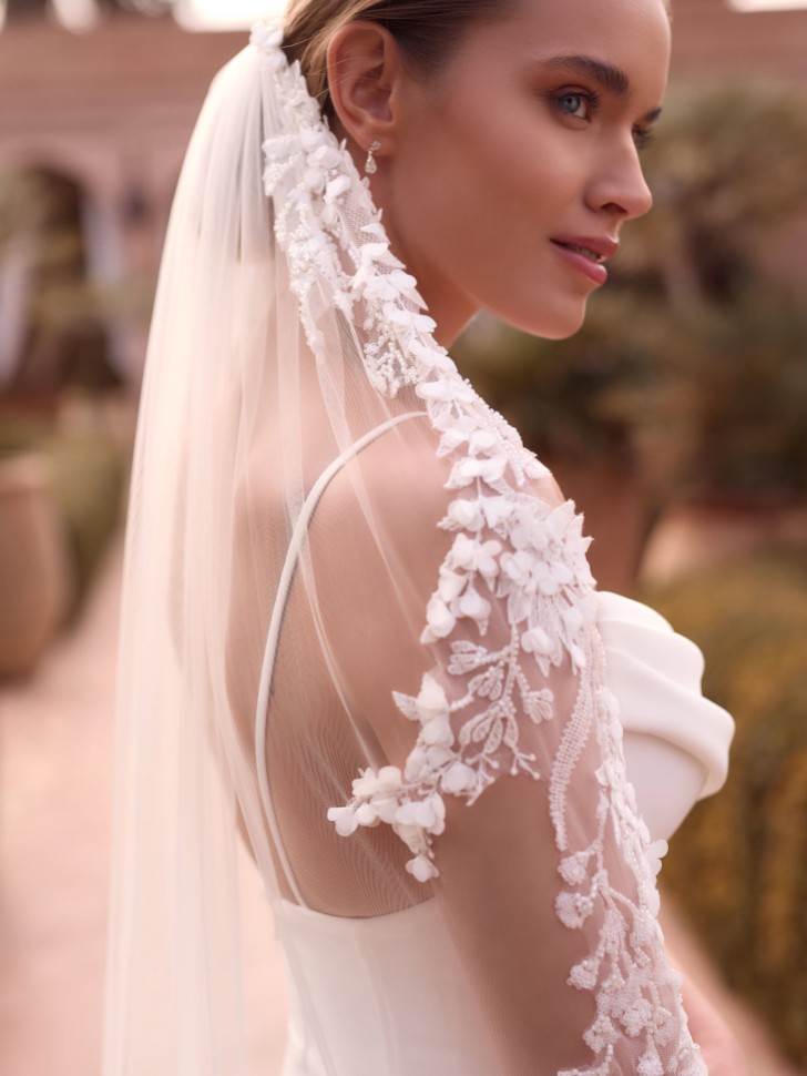 Bianco Ivory Single Tier Beaded 3D Flower Fingertip Veil S538