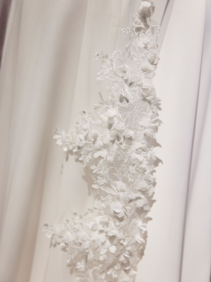 Bianco Ivory Single Tier Floral Lace Edge Cathedral Veil S514