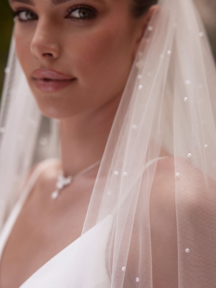 Bianco Ivory Single Tier Scattered Pearl Floor Length Veil (voile de sol) S525