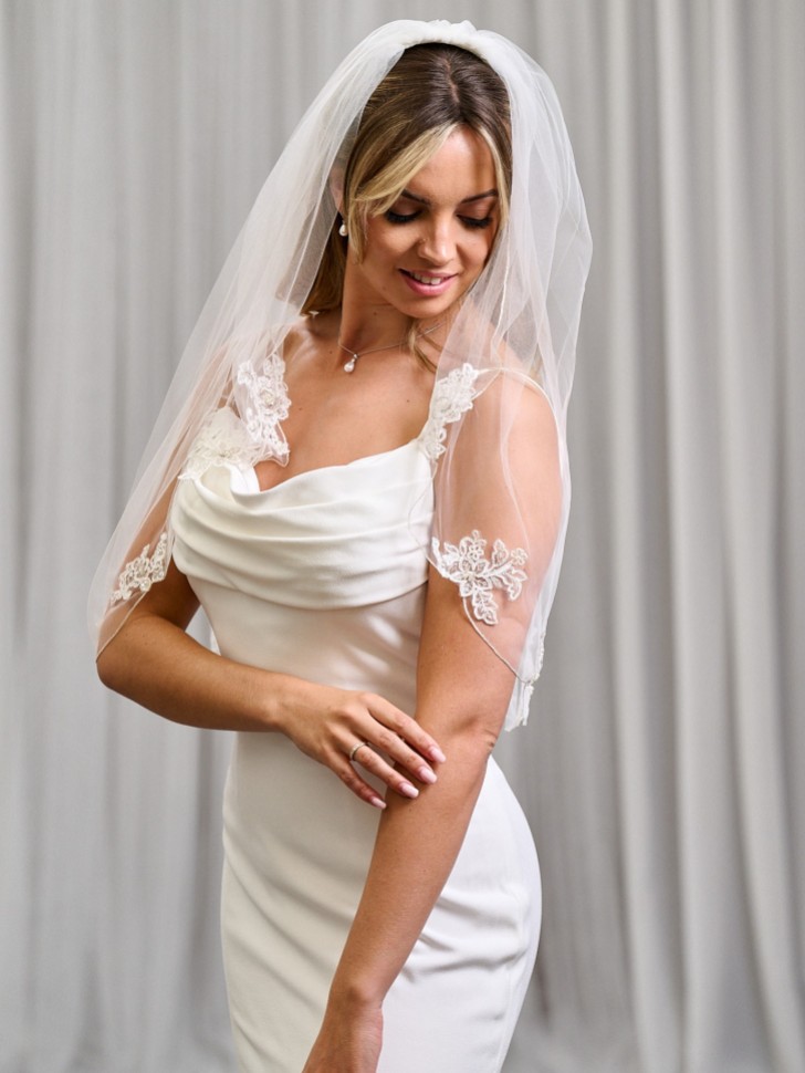 Carlisle Ivory Single Tier Scalloped Edge Veil with Lace Appliques