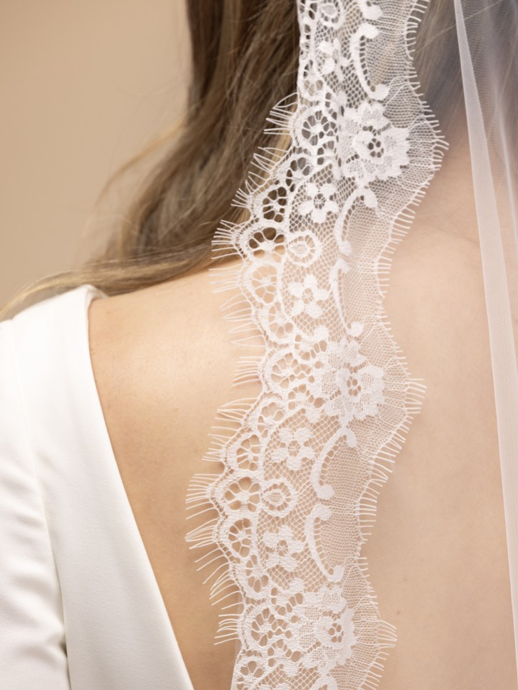 Perfect Bridal Ivory Single Tier Chantilly Lace Edge Cathedral Veil