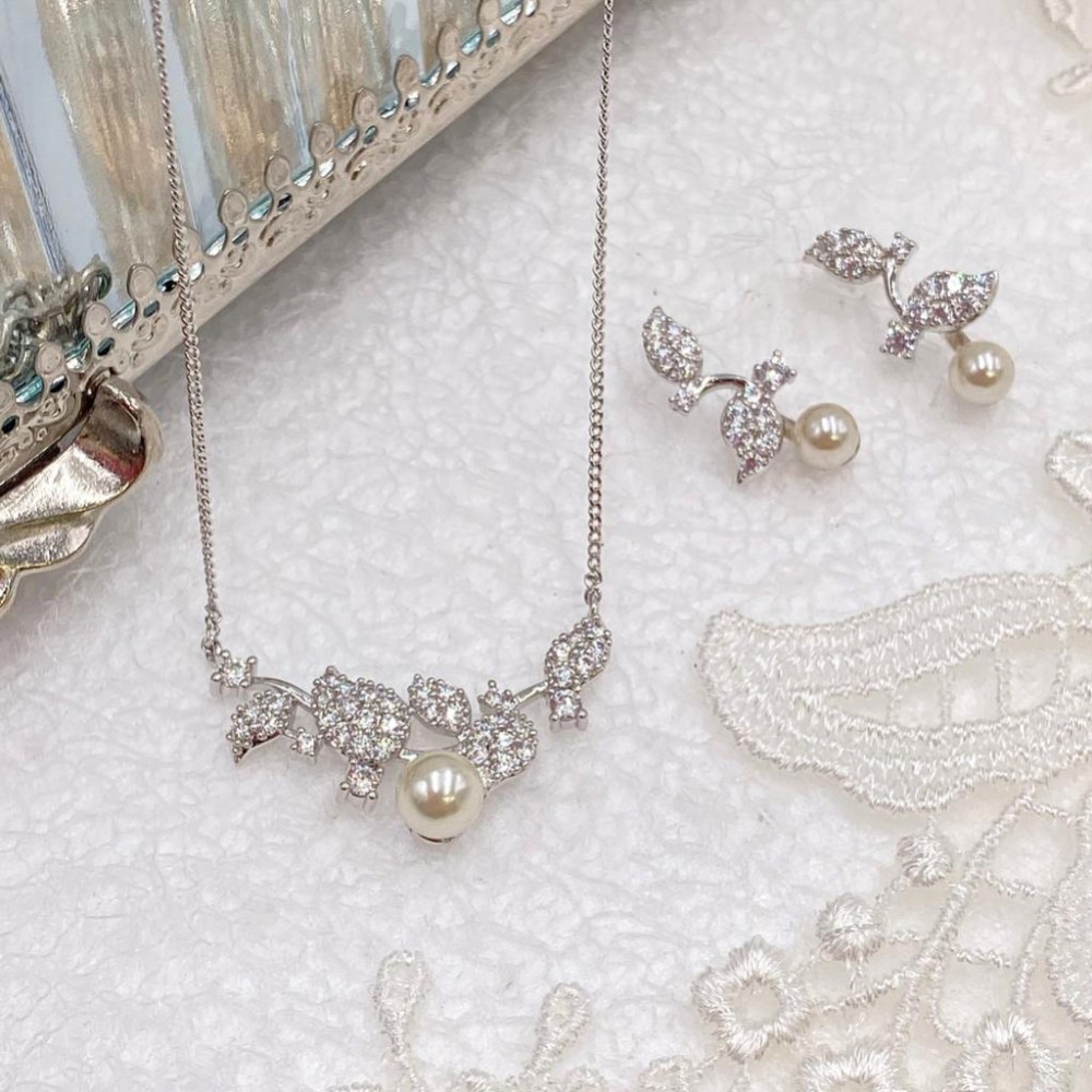 Photograph: Ivory and Co Aphrodite Silver Bridal Jewellery Set