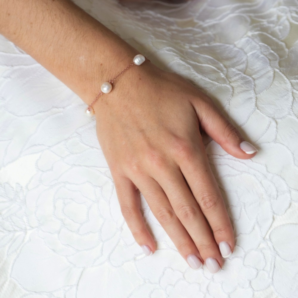 Photograph: Ivory and Co Bermuda Rose Gold Baroque Pearl Dainty Chain Bracelet