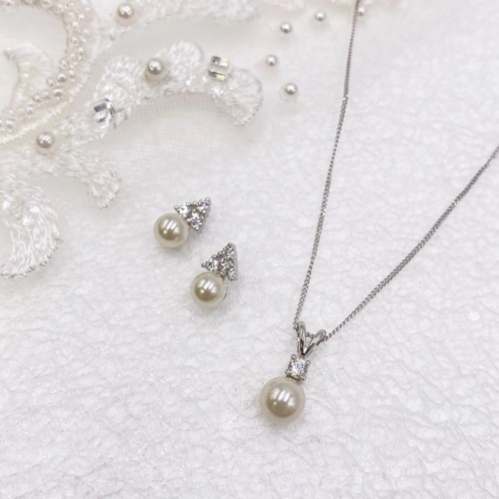 Photograph of Ivory and Co Classic Pearl Bridal Jewellery Set