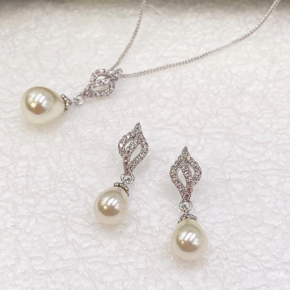 Photograph of Ivory and Co Lisbon Pearl Bridal Jewellery Set