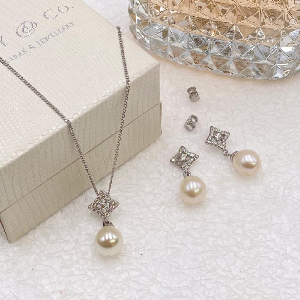 Photograph of Ivory and Co Morocco Pearl Bridal Jewellery Set