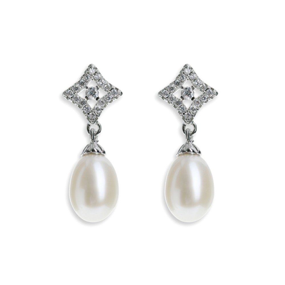 Photograph: Ivory and Co Morocco Pearl Drop Wedding Earrings