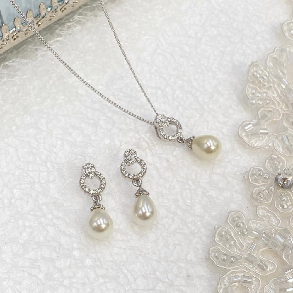 Photograph of Ivory and Co Stockholm Pearl Bridal Jewellery Set