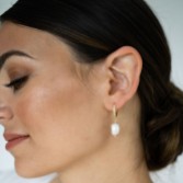 Photograph: Arianna Boucles d'oreilles en or avec diamants et perles ARE688